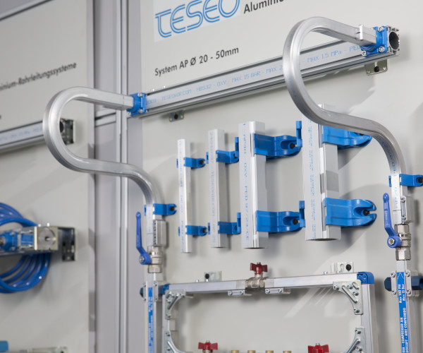 Compressed air distribution